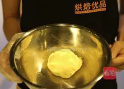 Illustration of how to make different golden mooncakes 2