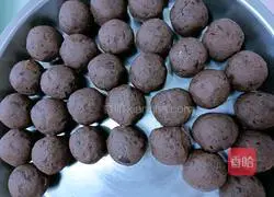 Illustration of how to make egg yolk and bean paste mooncakes 9