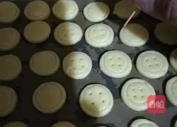 Illustration of how to make button biscuits 10