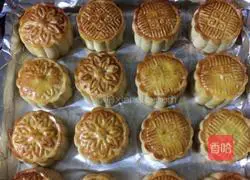 Illustration of how to make Mid-Autumn mooncakes 7