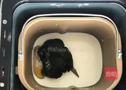 Illustration of how to make spinach croissants 4