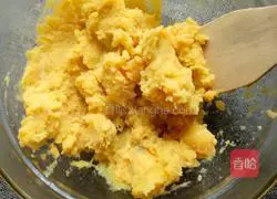 Illustration of how to make sweet potato cake with moon cake filling 2