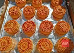 Illustration of how to make bean paste and egg yolk mooncakes 18