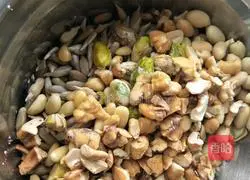 Illustration of how to make five-nut mooncake filling 6