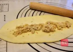 Illustration of how to make onion-flavored pork floss steak buns 9