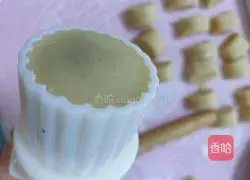 Illustration of how to make egg yolk and bean paste mooncakes 15