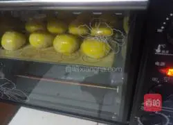 Illustration of how to make purple sweet potato and lotus paste mooncakes 8