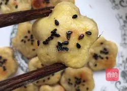 Illustration of how to make banana cookies 8