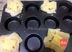 Illustration of how to make cheese salad toast 8