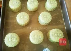 How to make Cantonese-style white lotus egg yolk mooncakes Illustration 16