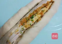 Illustration of how to make chives and meat floss toast 12