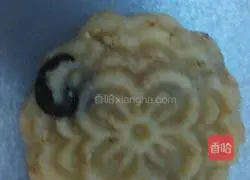 Illustration of how to make raisin peach biscuits 3