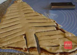 Illustration of how to make Christmas tree bread 8