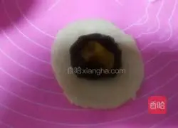 Illustration of how to make crispy bean paste and egg yolk mooncakes 9