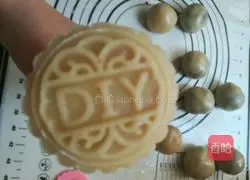 Cantonese-style egg yolk Illustration of how to make moon cakes 15