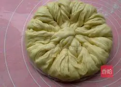 Hand-teared into flower-sized pieces Illustration of how to make bread 13