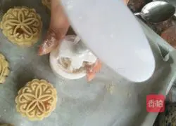 Illustration of how to make lotus paste and egg yolk mooncakes 9