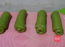Illustration of how to make matcha honey bean toast 9