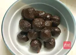 Illustration of how to make chocolate sauce mooncakes 3
