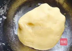 Illustration of how to make crispy five-nut mooncakes 3