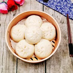 Vegetarian stuffed buns with cabbage