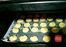 Illustration of how to make icing and cream cookies 6