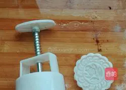 Illustration of how to make black rice stuffed mooncakes 19