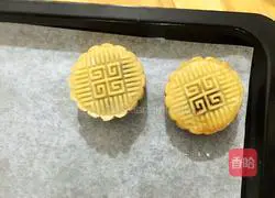 Cantonese style bean paste and egg yolk mooncakes Practice illustration 16