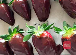 Illustration of how to make crispy chocolate strawberries 3