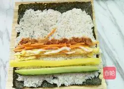 Illustration of how to make meat floss and seaweed rolls 10