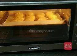 Illustration of how to make lotus paste and egg yolk mooncakes 5