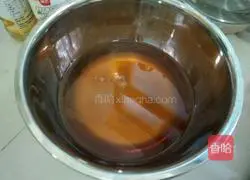 Illustration of how to make egg yolk and lotus paste mooncakes 5