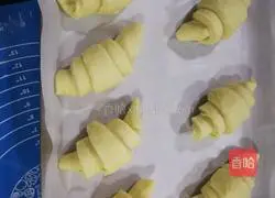 Illustration of how to make crispy croissants 12