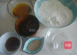 Illustration of how to make rose mixed sugar mooncakes 1