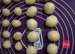 Illustration of how to make rose mooncakes 4