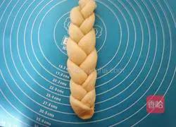 Almond Illustration of making large bread 8