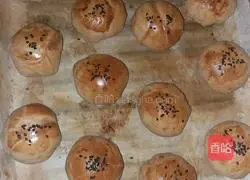 Illustration of how to make fresh meat mooncakes 15