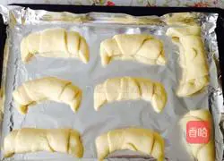 Illustration of how to make golden croissants 10