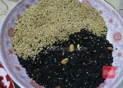 Illustration of how to make five-nut mooncake filling 3