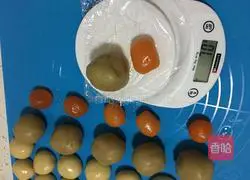 Illustration of how to make lotus paste and egg yolk mooncakes 7