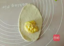 Illustration of how to make half-moon soft-core bread 17