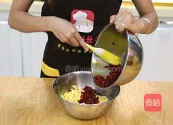 Illustration of how to make cranberry crispy cake 7