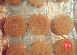 Illustration of how to make white lotus paste and egg yolk mooncakes 10