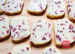 Illustration of how to make cranberry cookies 3