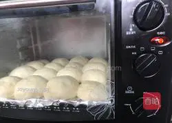 Illustration of how to make meat floss buns with bayberry sauce 14