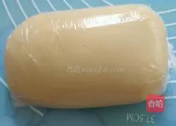 Illustration of how to make egg yolk and lotus paste mooncakes 2