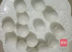Illustration of how to make glutinous rice balls stuffed with moon cakes 6