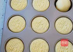 Illustration of how to make egg skin mooncakes 17