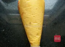 Illustration of how to make egg yolk biscuits 6