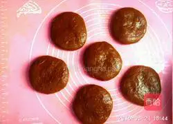 Illustration of how to make rose mixed sugar mooncakes 8